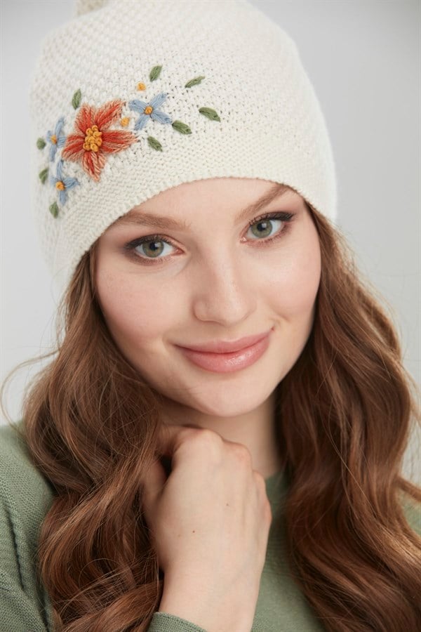 Женская шерстяная шапка с вышивкой молочная