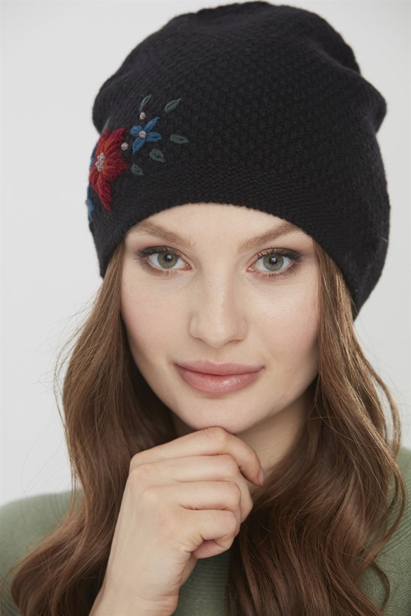 Женская шерстяная шапка с вышивкой черная