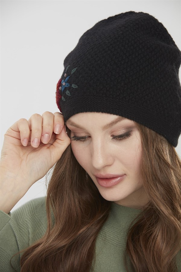Женская шерстяная шапка с вышивкой черная