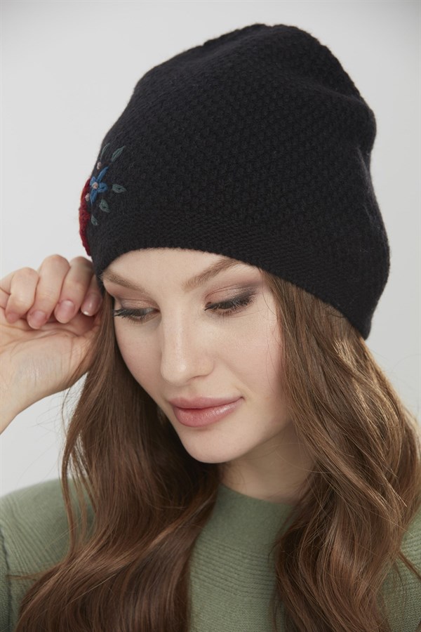 Женская шерстяная шапка с вышивкой черная