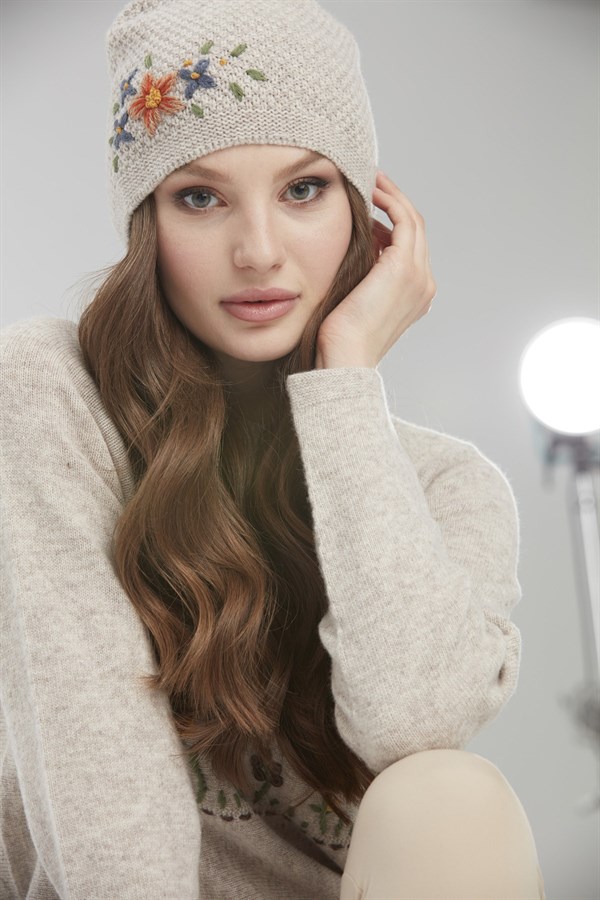 Женская шерстяная шапка с вышивкой бежевая 