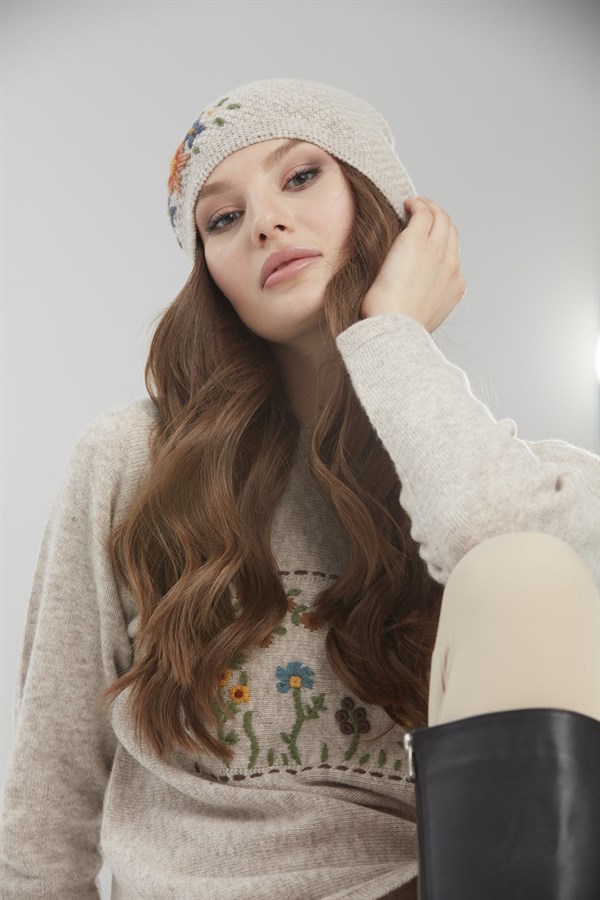 Женская шерстяная шапка с вышивкой бежевая 