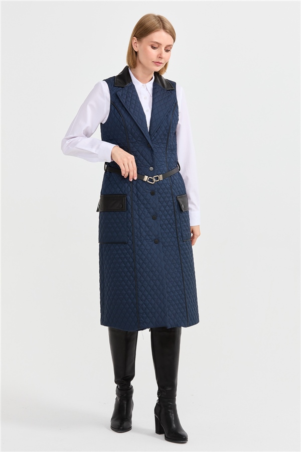 Женский удлиненный жилет со стеганым воротником и кожаными карманами синий