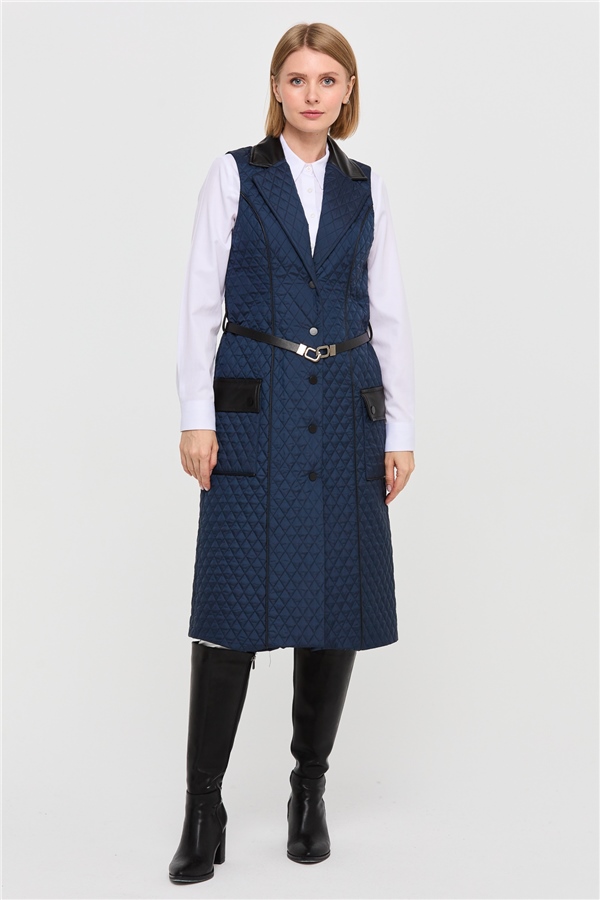 Женский удлиненный жилет со стеганым воротником и кожаными карманами синий