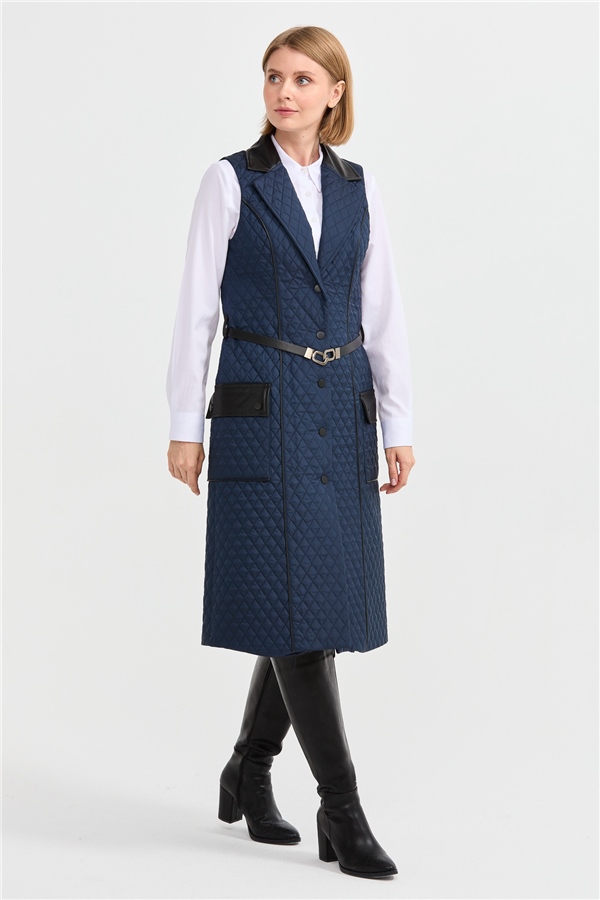 Женский удлиненный жилет со стеганым воротником и кожаными карманами синий