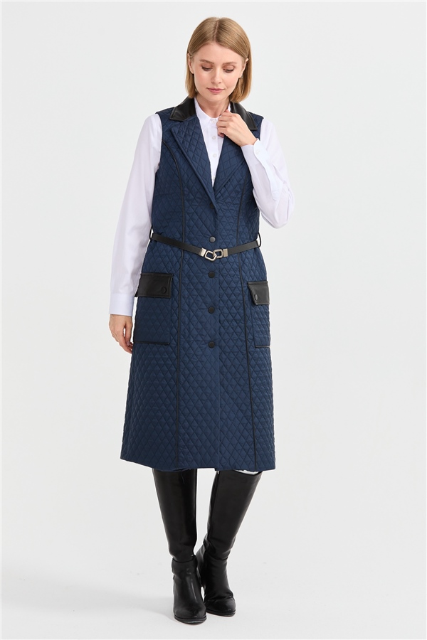 Женский удлиненный жилет со стеганым воротником и кожаными карманами синий