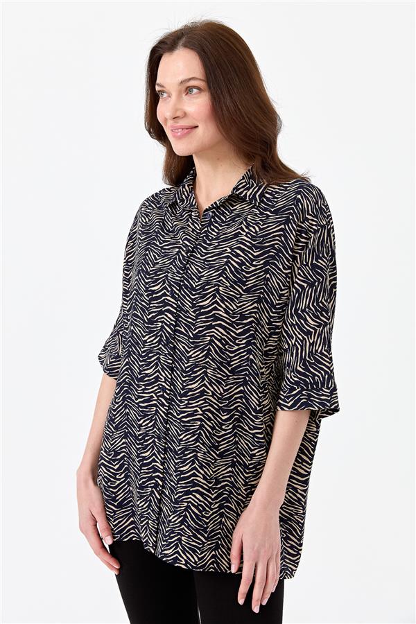 Женская рубашка с тигровой расцветкой и рукавом летучая мышь темно синяя