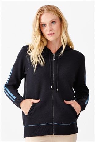 Женская куртка с капюшоном и рукавами в полоску сине - голубая