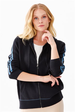 Женская куртка с капюшоном и рукавами в полоску сине - голубая