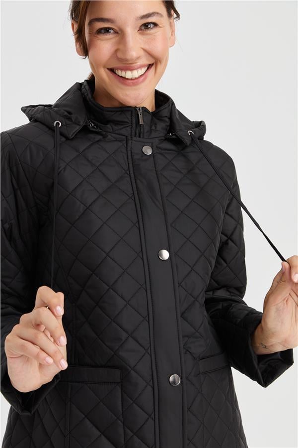 Женская короткая стеганая куртка с капюшоном и внешними карманами