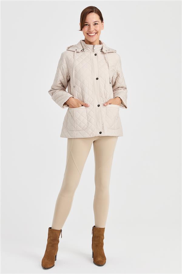 Женская короткая стеганая куртка с капюшоном и внешними карманами