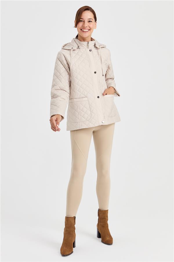 Женская короткая стеганая куртка с капюшоном и внешними карманами