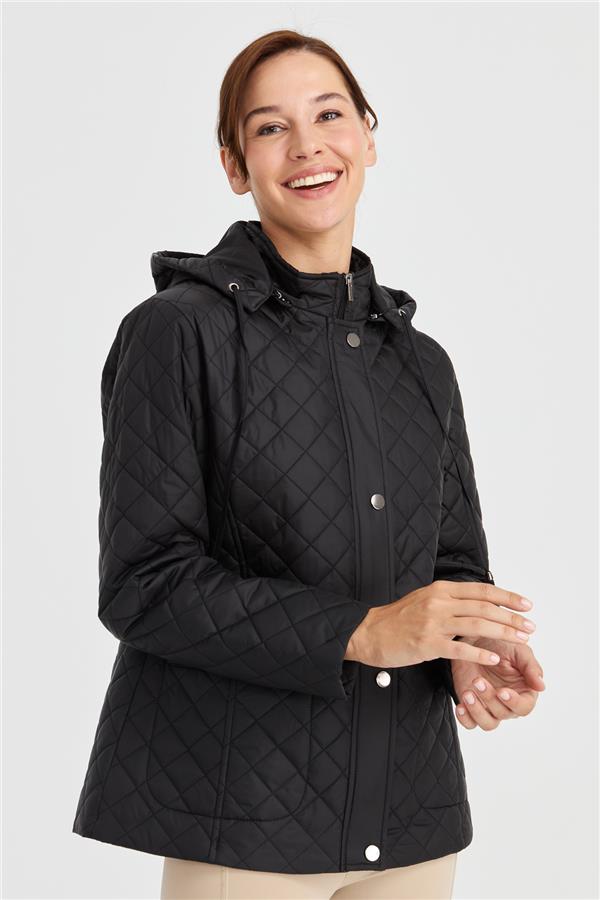 Женская короткая стеганая куртка с капюшоном и внешними карманами