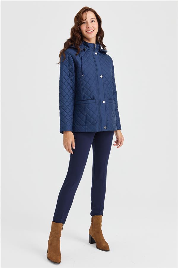 Женская короткая стеганая куртка с капюшоном и внешними карманами