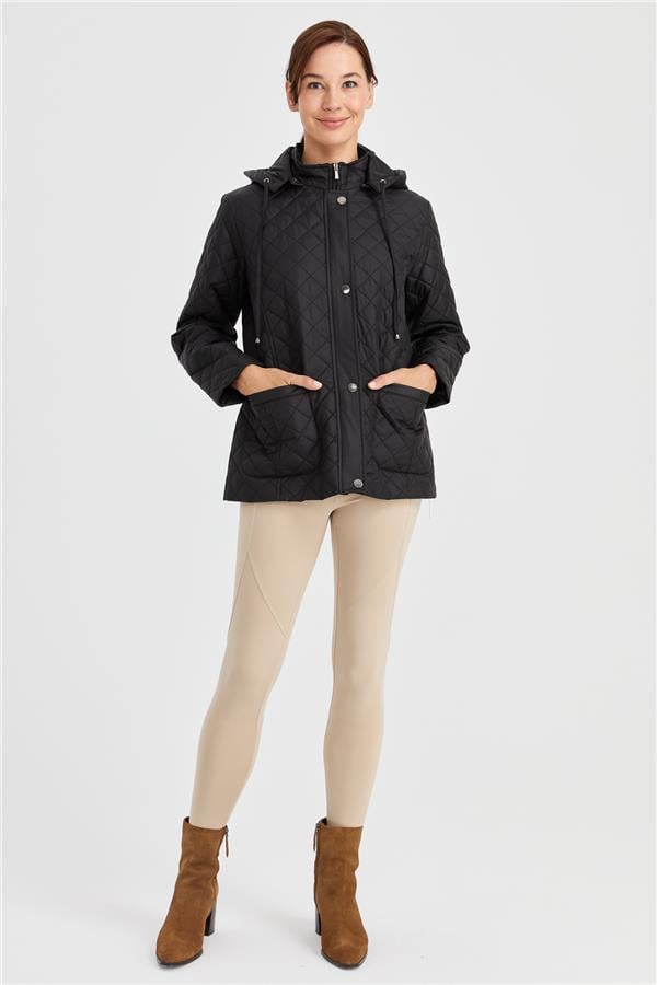 Женская короткая стеганая куртка с капюшоном и внешними карманами