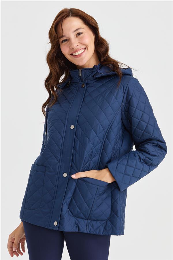 Женская короткая стеганая куртка с капюшоном и внешними карманами