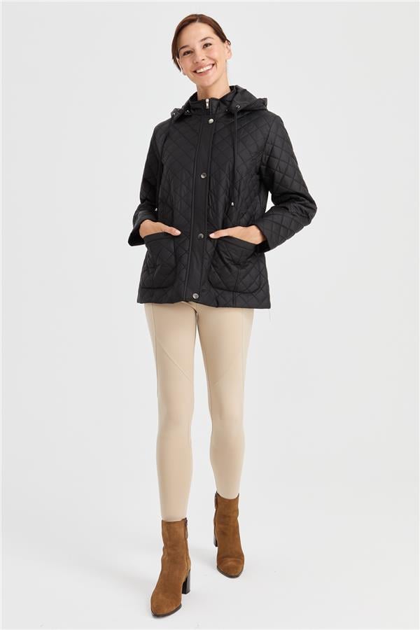 Женская короткая стеганая куртка с капюшоном и внешними карманами