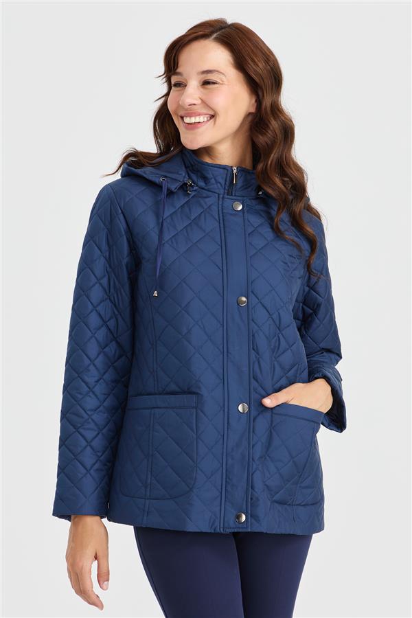 Женская короткая стеганая куртка с капюшоном и внешними карманами