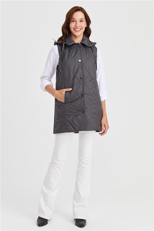 Женский стеганый жилет с капюшоном