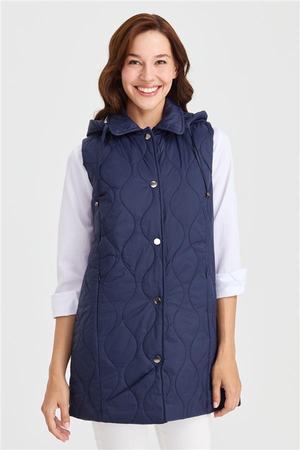 Женский стеганый жилет с капюшоном