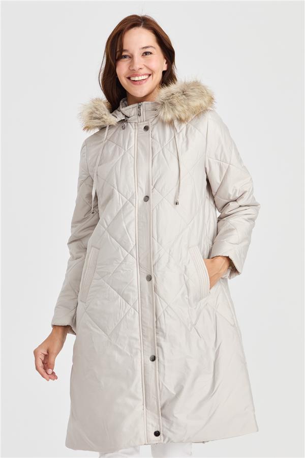 Женская длинная стеганая куртка в клетку с капюшоном