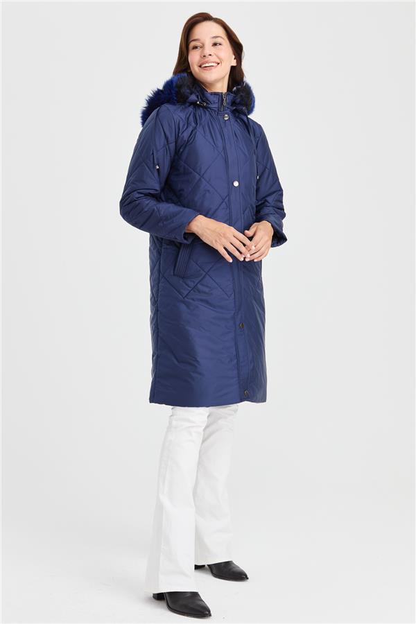 Женская длинная стеганая куртка в клетку с капюшоном