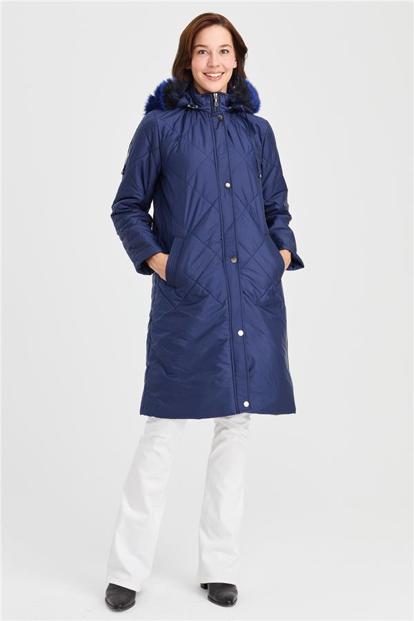 Женская длинная стеганая куртка в клетку с капюшоном