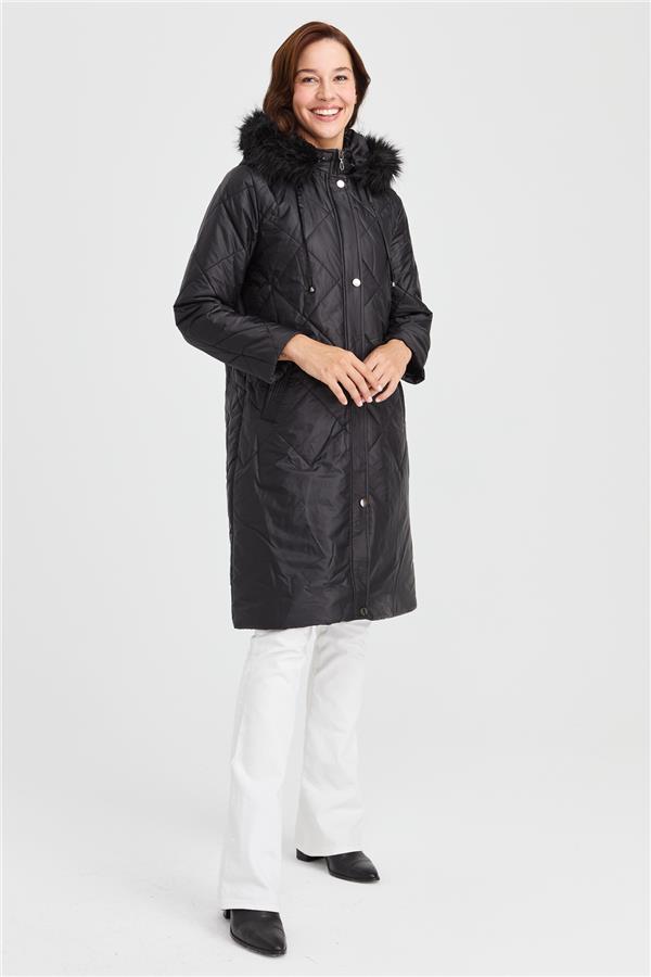 Женская длинная стеганая куртка в клетку с капюшоном