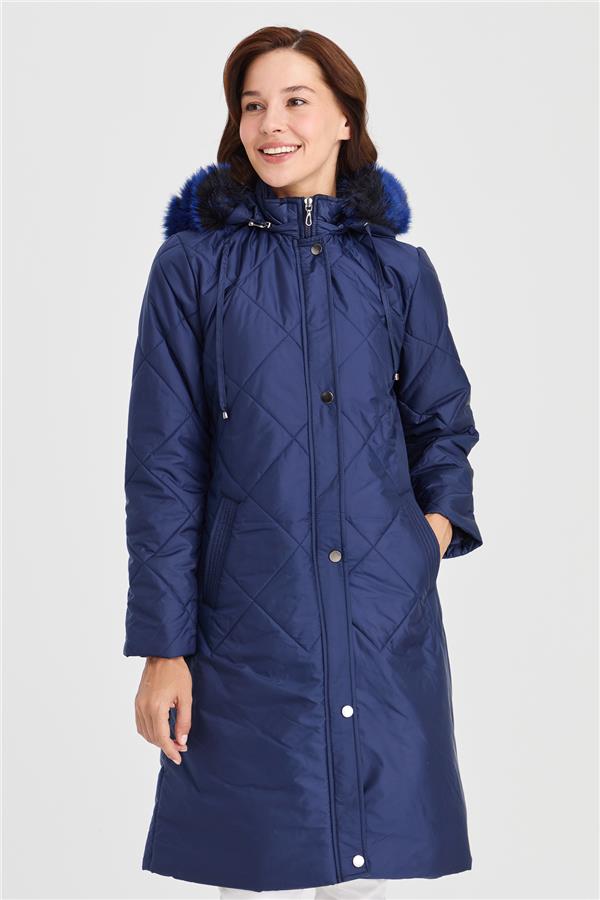 Женская длинная стеганая куртка в клетку с капюшоном