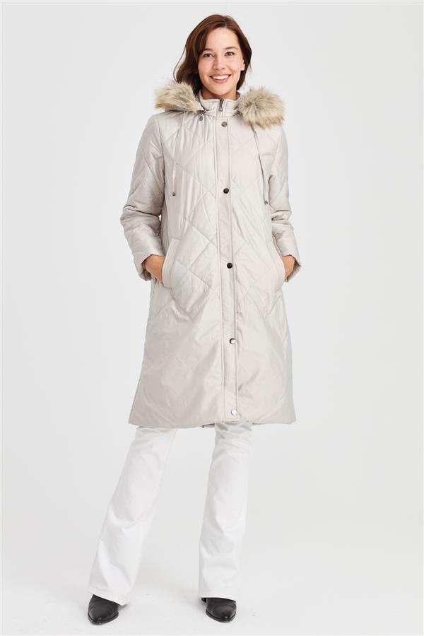 Женская длинная стеганая куртка в клетку с капюшоном