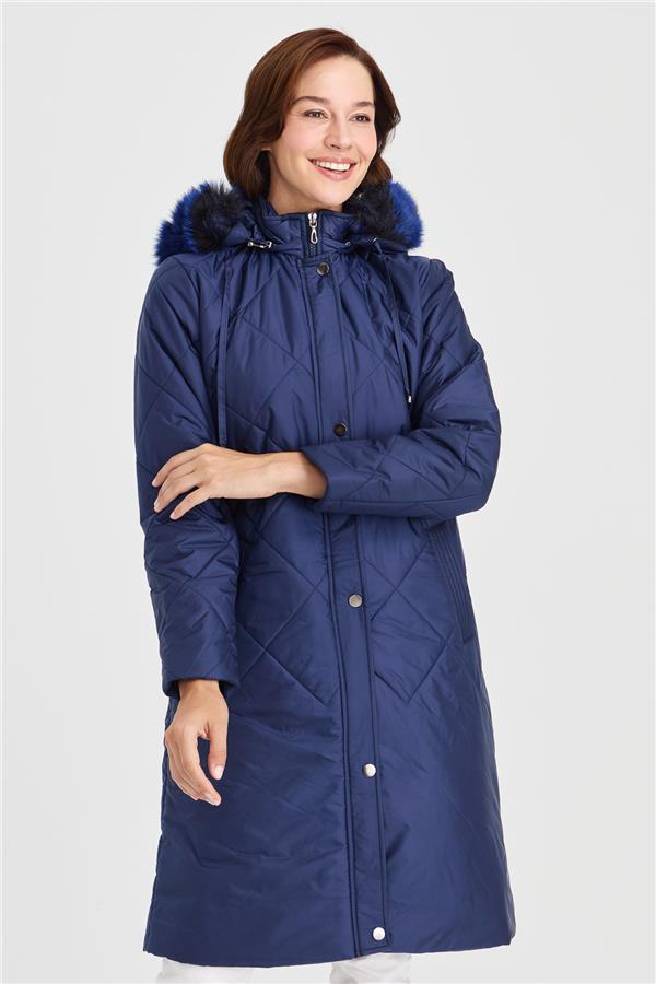 Женская длинная стеганая куртка в клетку с капюшоном