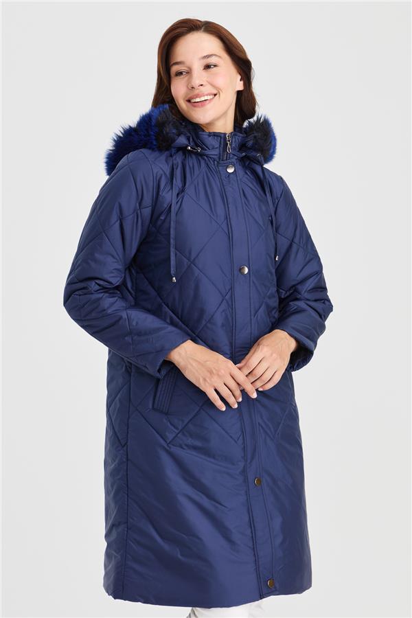 Женская длинная стеганая куртка в клетку с капюшоном