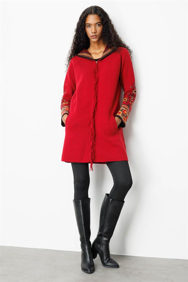 Kadın Kapüşonlu Kilim Jakarlı Püsküllü Yün Kaban K.Kırmızı