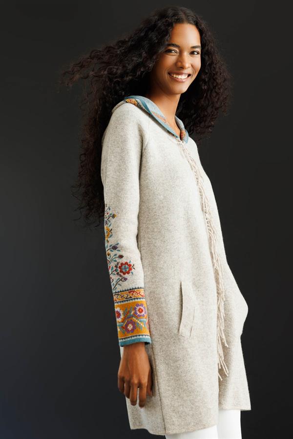 Kadın Kapüşonlu Kilim Jakarlı Püsküllü Yün Kaban V.Bej