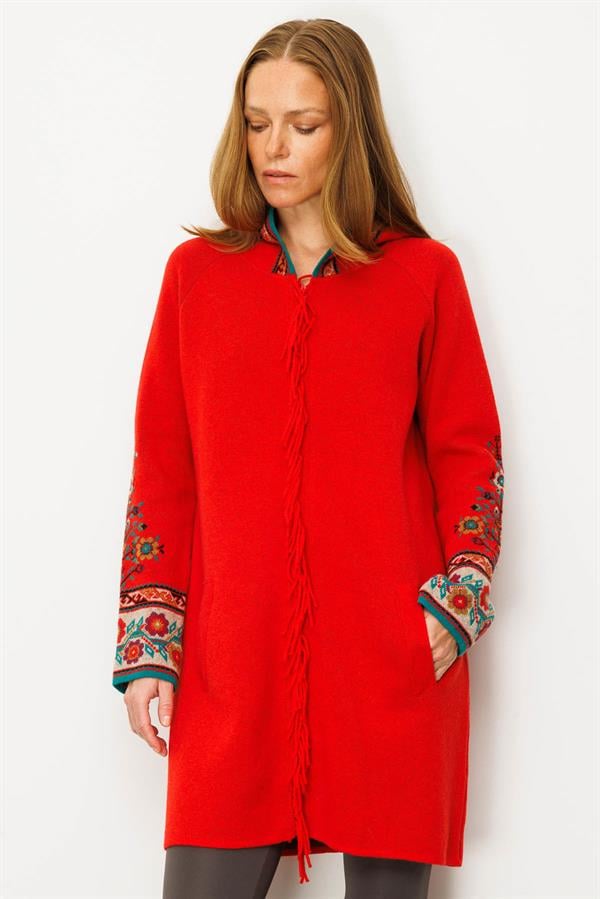 Kadın Kapüşonlu Kilim Jakarlı Püsküllü Yün Kaban Mercan