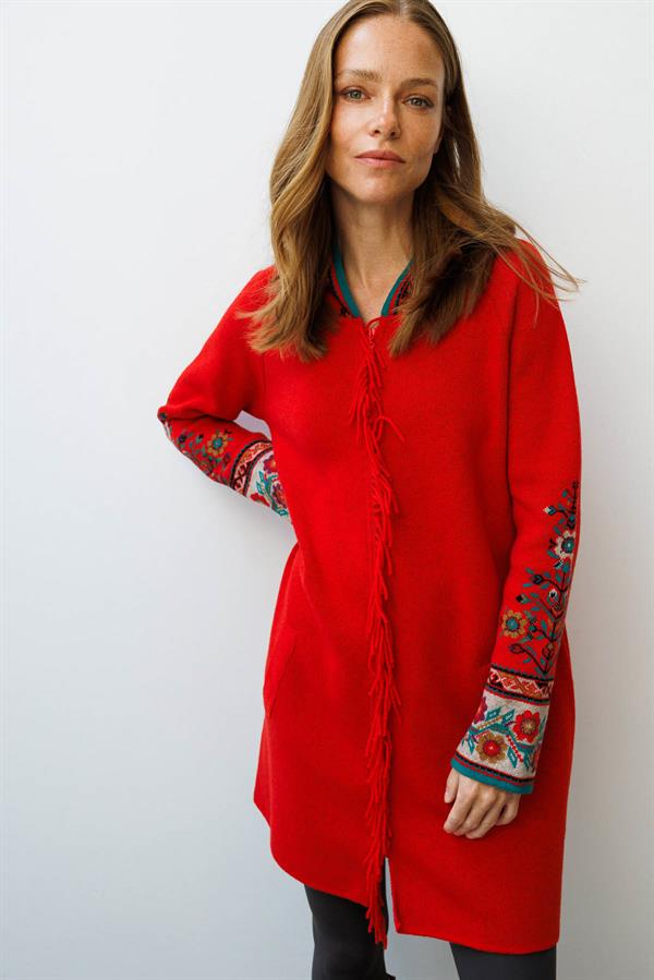 Kadın Kapüşonlu Kilim Jakarlı Püsküllü Yün Kaban Mercan