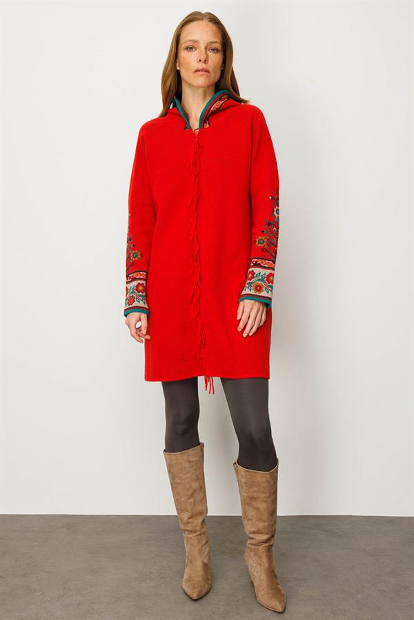 Kadın Kapüşonlu Kilim Jakarlı Püsküllü Yün Kaban Mercan