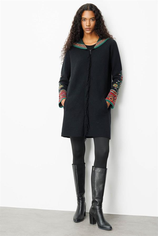 Kadın Kapüşonlu Kilim Jakarlı Püsküllü Yün Kaban Siyah