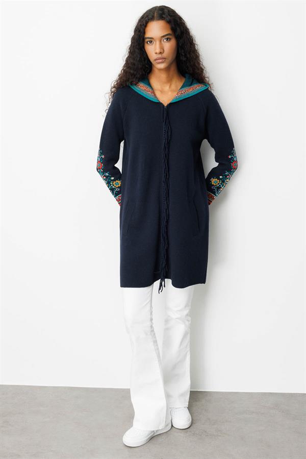 Kadın Kapüşonlu Kilim Jakarlı Püsküllü Yün Kaban K.Lacivert