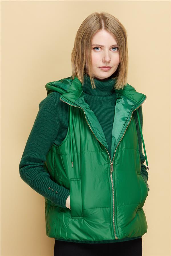 Женский короткий стеганый жилет с капюшоном