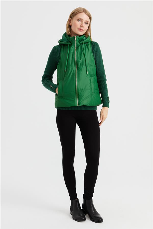 Женский короткий стеганый жилет с капюшоном