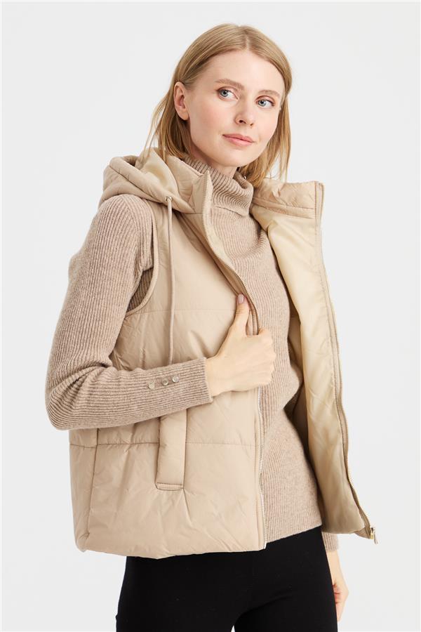 Женский короткий стеганый жилет с капюшоном