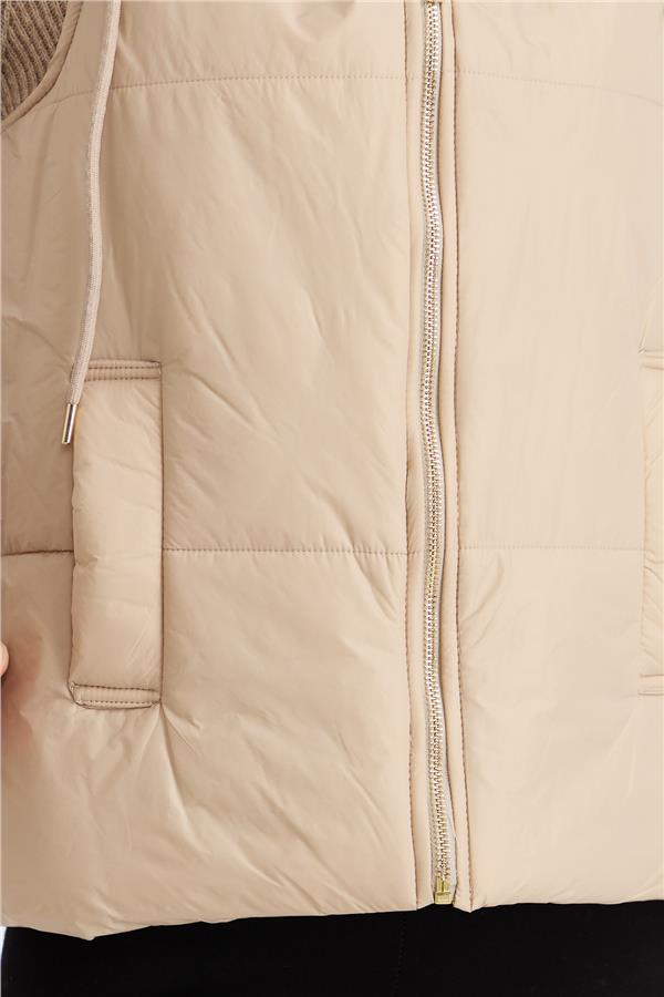 Женский короткий стеганый жилет с капюшоном