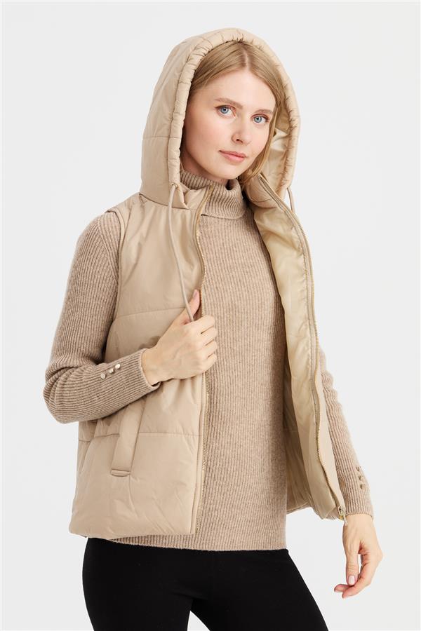 Женский короткий стеганый жилет с капюшоном