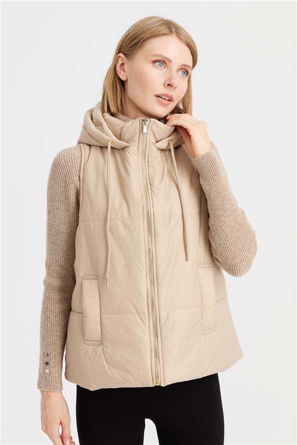 Женский короткий стеганый жилет с капюшоном