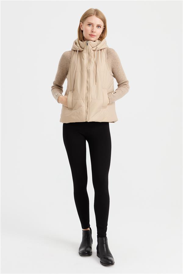 Женский короткий стеганый жилет с капюшоном