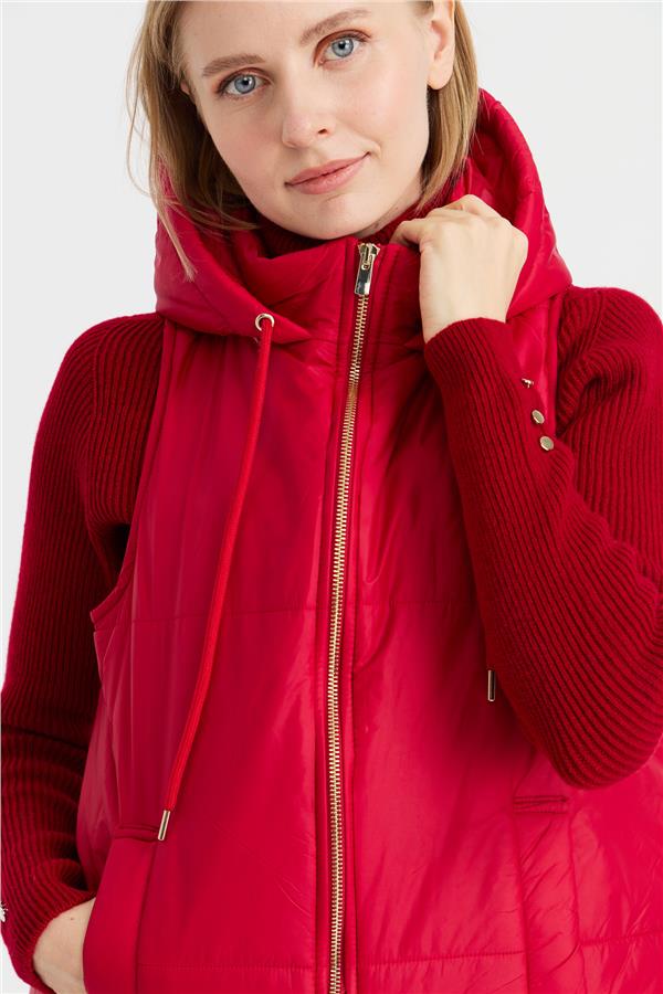 Женский короткий стеганый жилет с капюшоном