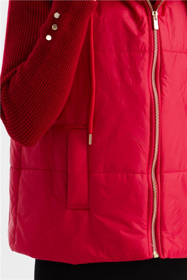 Женский короткий стеганый жилет с капюшоном