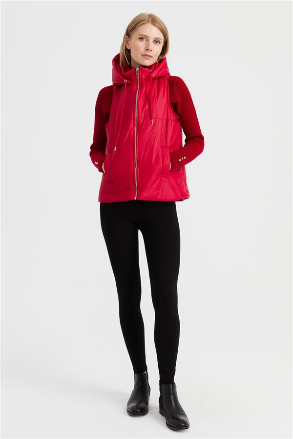 Женский короткий стеганый жилет с капюшоном