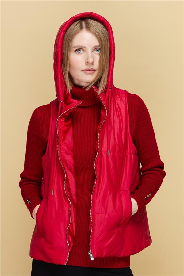 Женский короткий стеганый жилет с капюшоном